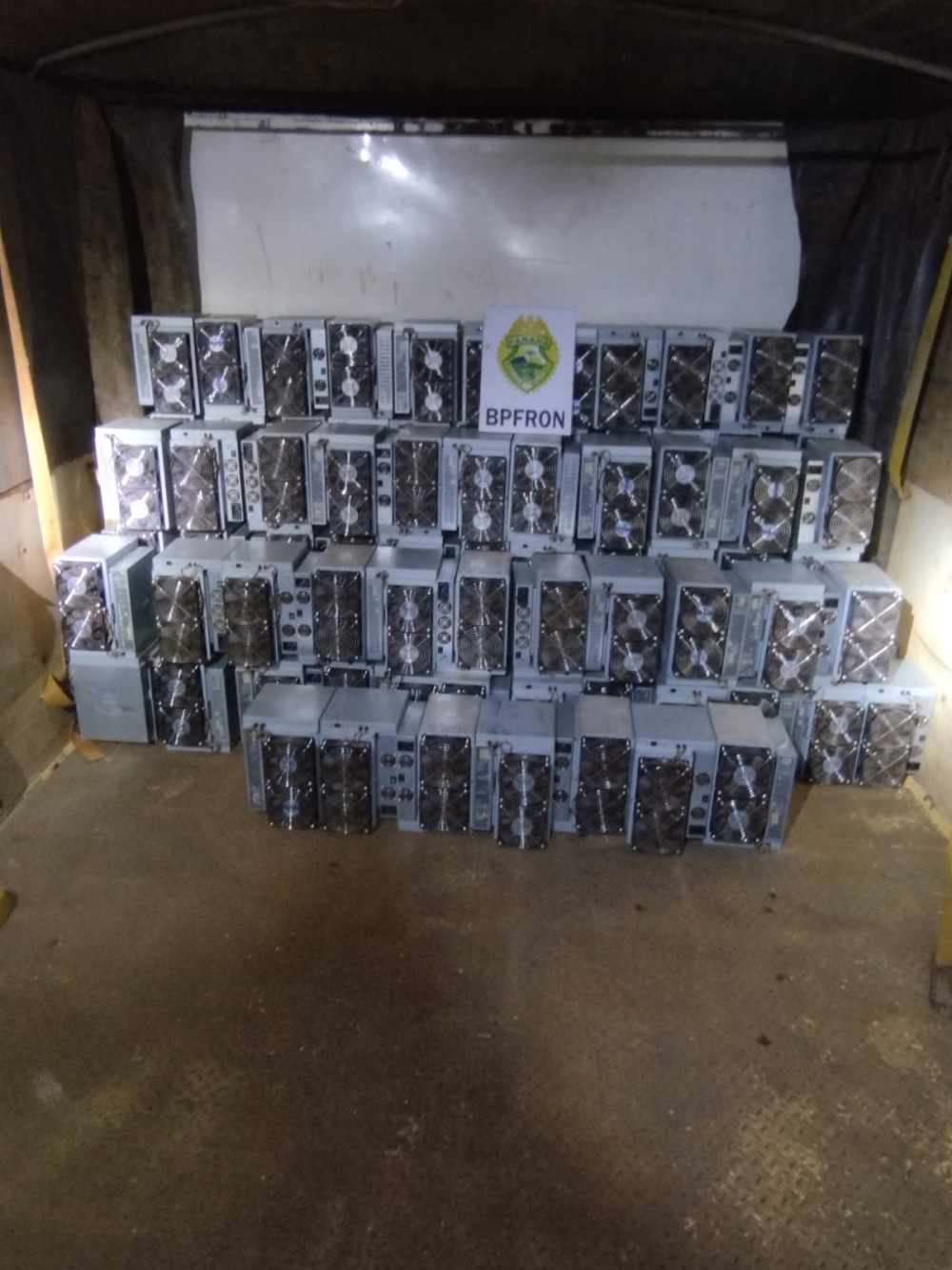 Caminhão carregado com máquinas mineradoras de criptomoedas é interceptado pela polícia