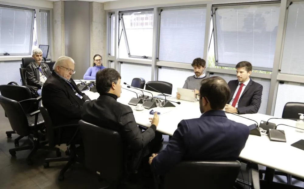 MP firma acordos para monitorar uso de agrotóxicos em hortaliças hidropônicas no Paraná