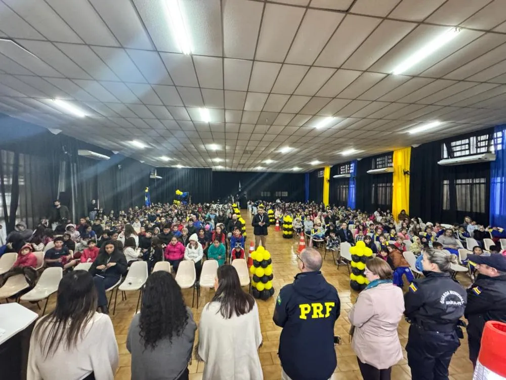 PRF leva teatro e musical educativo para crianças durante ação do Maio Amarelo em Guaíra