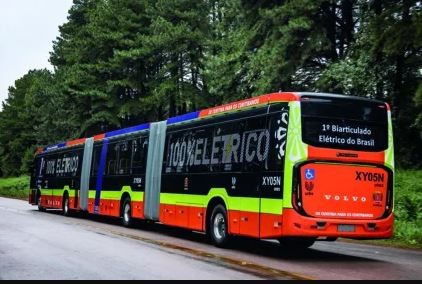 Volvo testa biarticulado elétrico