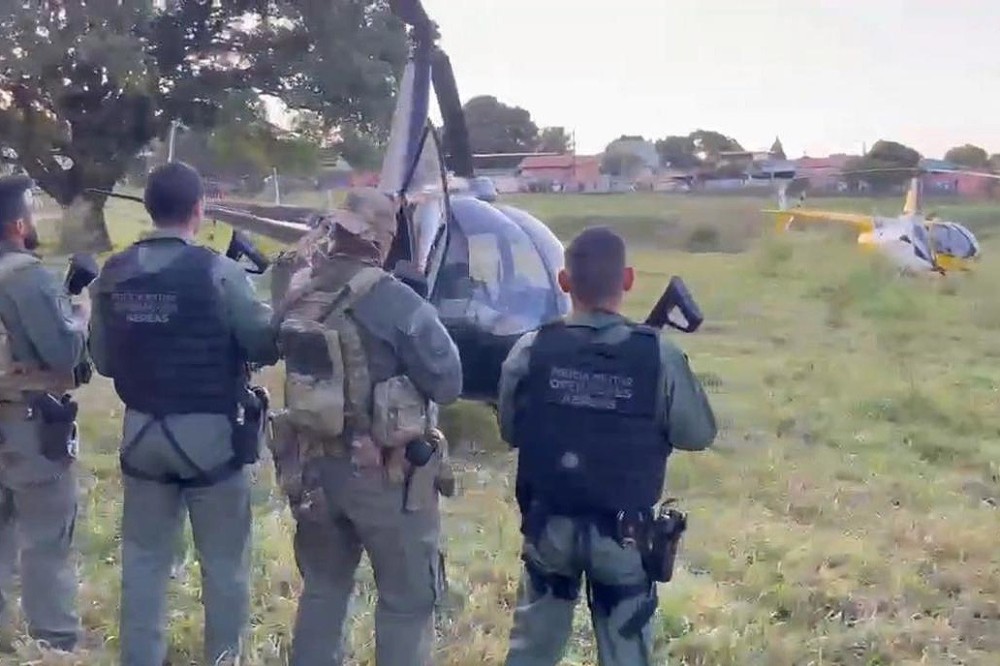 Perseguição de helicóptero que começou em Umuarama, termina na apreensão de 234 kg de cocaína em Jaguapitã