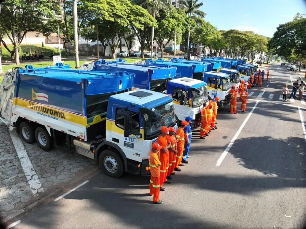 Mais eficiente e econômico, novo sistema de coleta de lixo ganha 8 caminhões 0 km