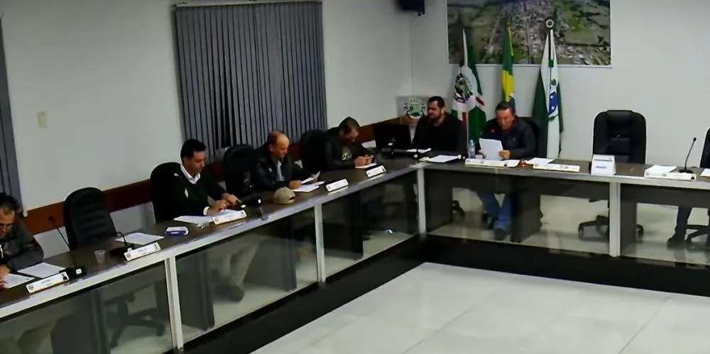 Cadeira do presidente do Poder Legislativo de Xambrê (à direita na foto), vazia durante a sessão da última segunda-feira (25) - Reprodução