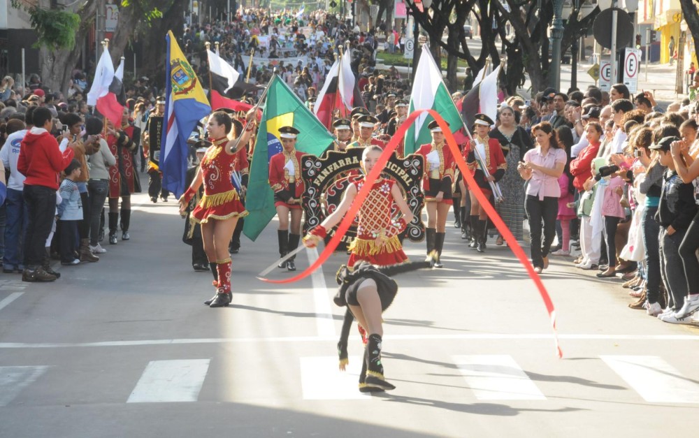 Feriado do aniversário de Umuarama começa com desfile cívico-militar