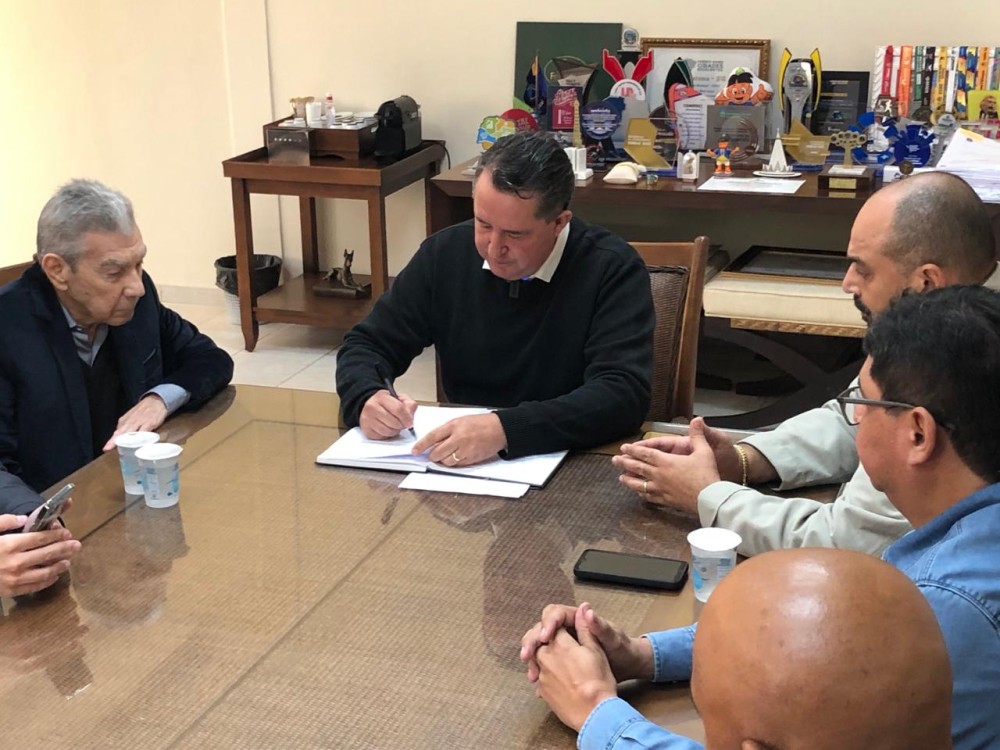 Justiça mantém cassação de Pozzobom e Câmara empossa Pimentel como prefeito