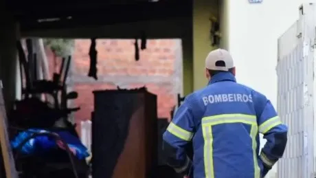 Polícia Civil investiga incêndio criminoso em residência de detento da cadeia de Umuarama