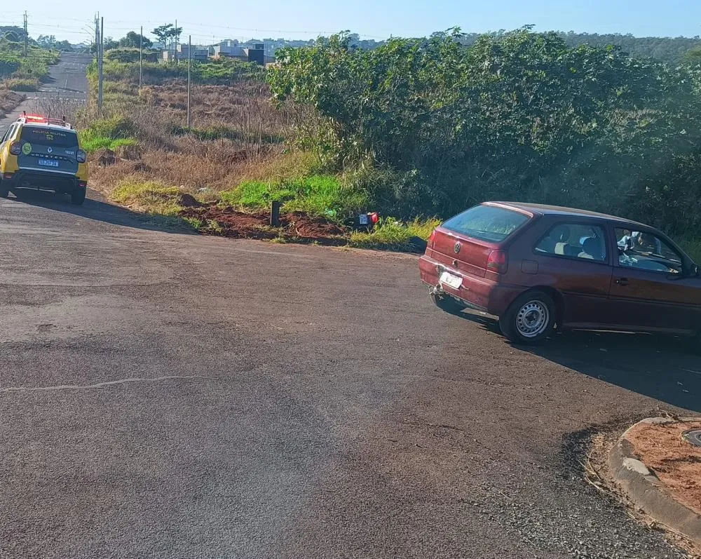 Colisão entre carro e motoneta deixa mulher ferida em cruzamento de Umuarama