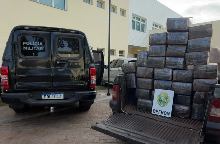 Motorista abandona picape com mais de meia tonelada de maconha e foge para mata
