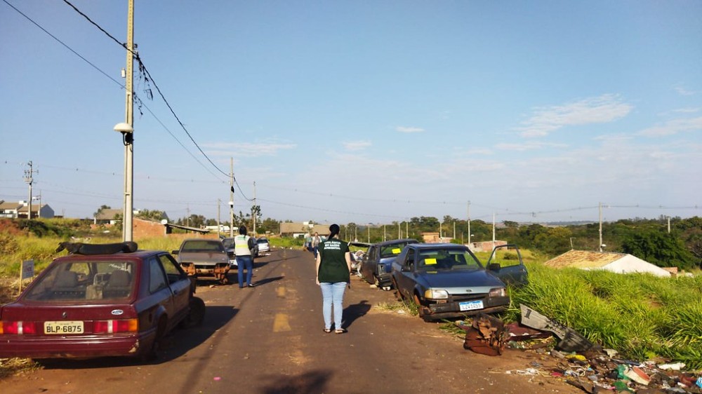 Vigilância Sanitária identifica cidadão com mais de 20 sucatas de veículos estacionados no meio da rua