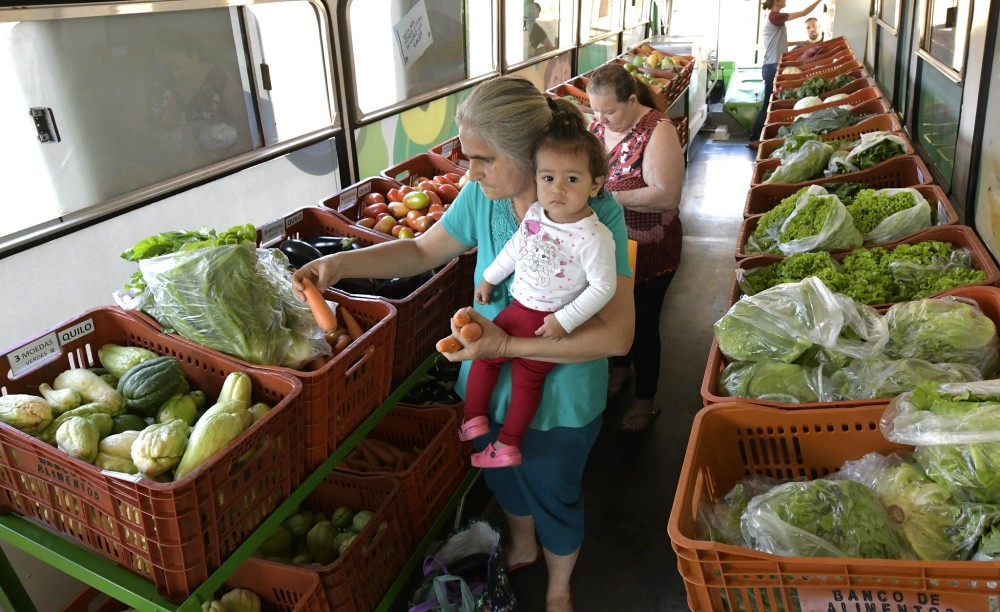 Lixo que Vale é retomado e agora feirinha acontece em ônibus nos bairros atendidos