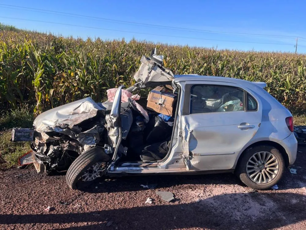 Colisão entre caminhão e carro deixa motorista gravemente ferido na PR-239