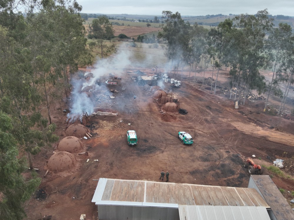 Carvoaria irregular é embargada pela Polícia Ambiental em Maria Helena
