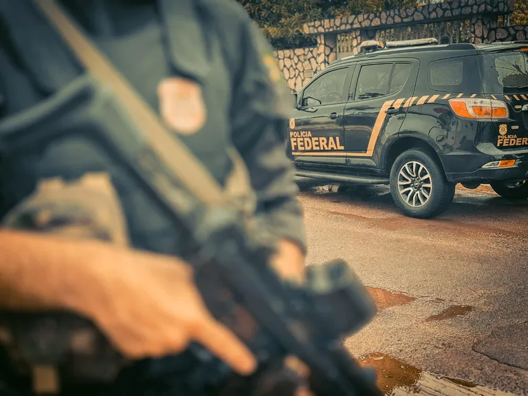 Ação da PF mira esquema milionário com casal envolvido em contrabando e lavagem de dinheiro