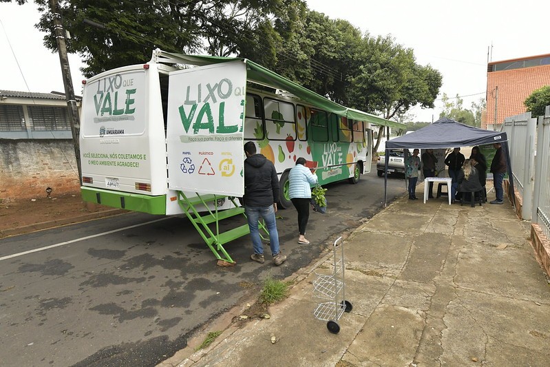 Moradores do Jabuticabeiras trocam recicláveis por 26 tipos diferentes de alimentos