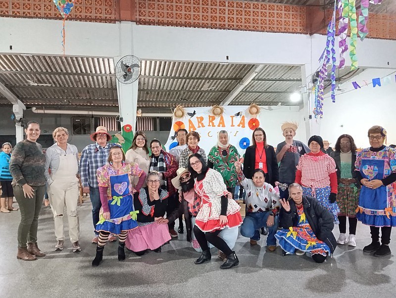 Festa julina coloca cerca de 100 idosos para dançar quadrilha no antigo Clube do Vovô