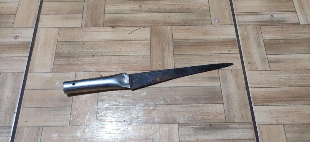 Segue preso homem que esfaqueou outro ao ser acusado de traição