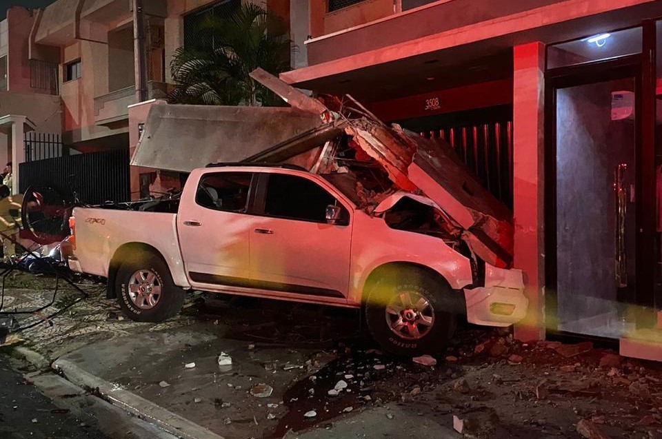 Motorista perde o controle de caminhonete e invade casas na avenida Rolândia