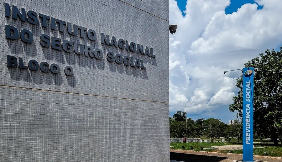 Servidores do INSS entram em greve por tempo indeterminado