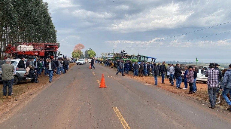 Em protesto pacífico, agricultores pedem o fim de invasões em propriedades rurais de Terra Roxa e Guaíra