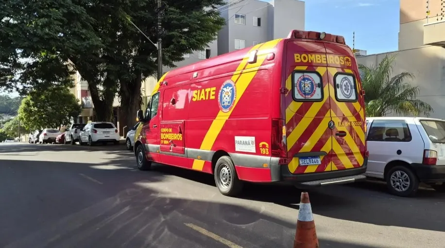 Colisão entre carro e motoneta deixa mulher ferida no centro de Umuarama
