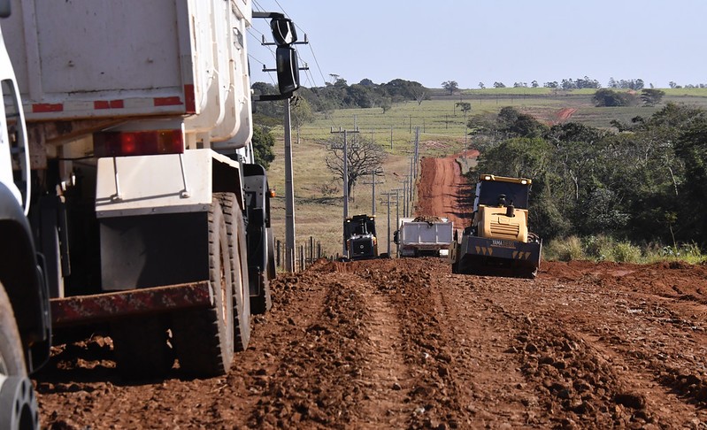 Adequação e cascalhamento de estradas rurais avança na região de Roberto Silveira
