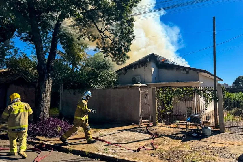 Irmãos conseguem escapar de incêndio que destruiu parte de residência em Umuarama