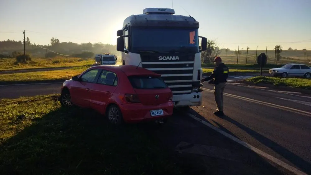 Choque envolvendo carro e caminhão deixa duas crianças feridas na rodovia PR-323