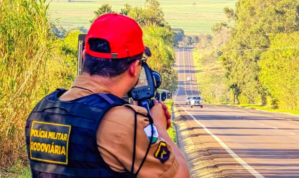 Carro é flagrado a 180 km/h na rodovia PR-323 perto do Posto da PRE de Iporã