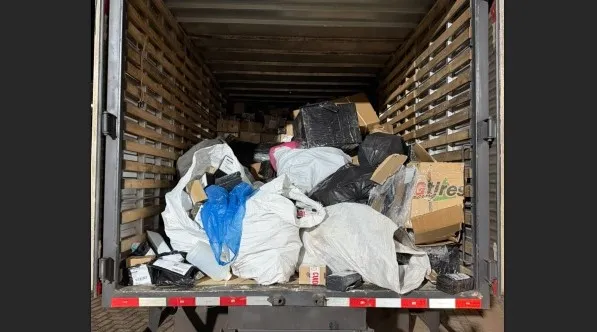 PF apreende caminhão com 2 mil encomendas e prende duas pessoas no Paraná