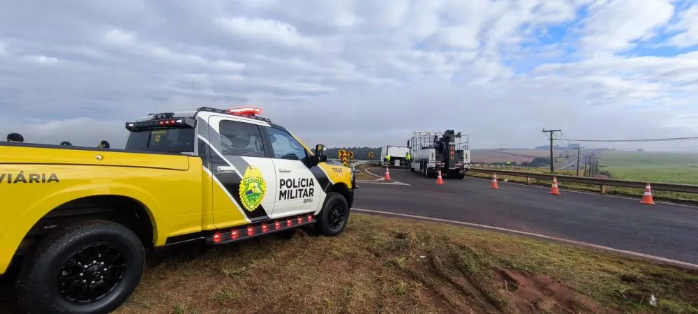 Caminhão com 22 trabalhadores tomba e deixa nove pessoas feridas no Noroeste