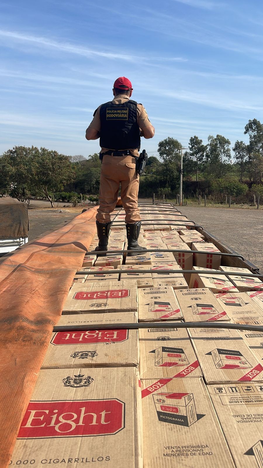 PRE apreende 700 caixas de cigarro contrabandeadas e recupera caminhão roubado em SP