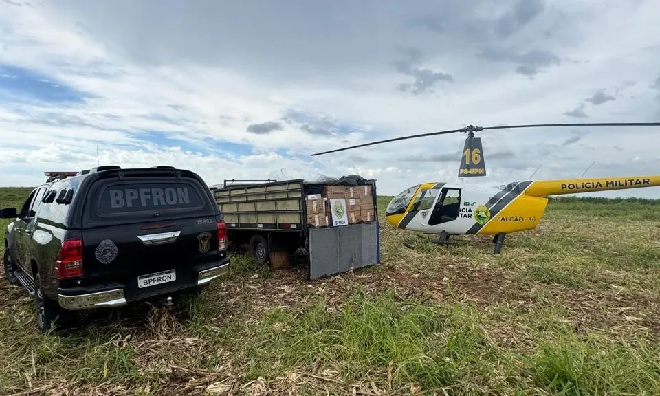 Helicóptero da PM intercepta caminhão com 3 mil pacotes de cigarros no Paraná