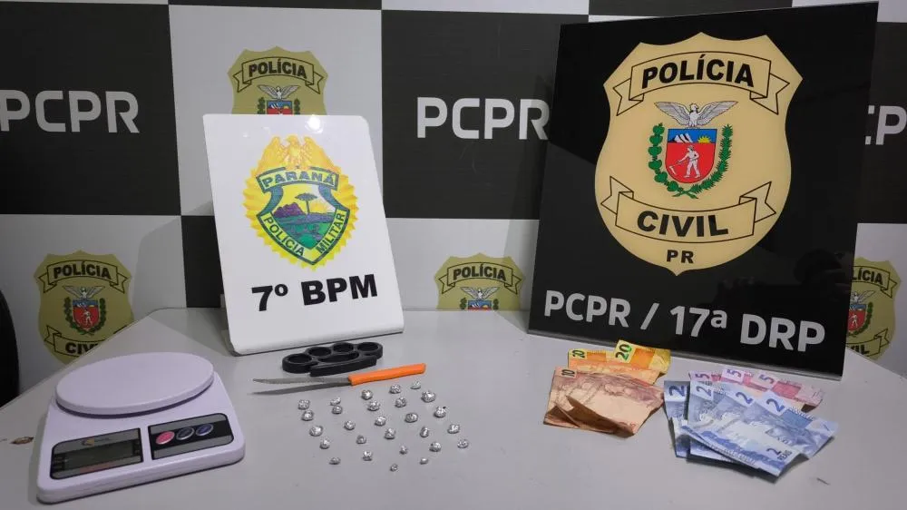 Operação policial prende dois e apreende adolescente com crack no Centro de Tapejara