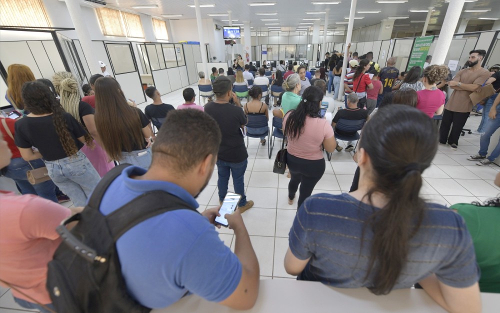 Agência do Trabalhador faz mutirão para preencher 30 vagas na área administrativa