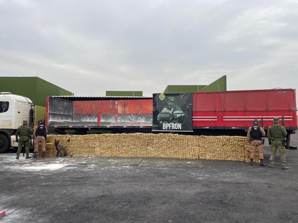 Carreta com quase 2,5 toneladas de maconha é apreendida pelo BPFron de Umuarama