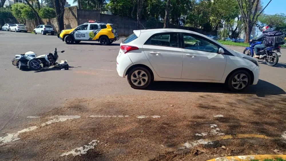 Adolescente fica ferida em acidente entre bicicleta elétrica e carro em Umuarama