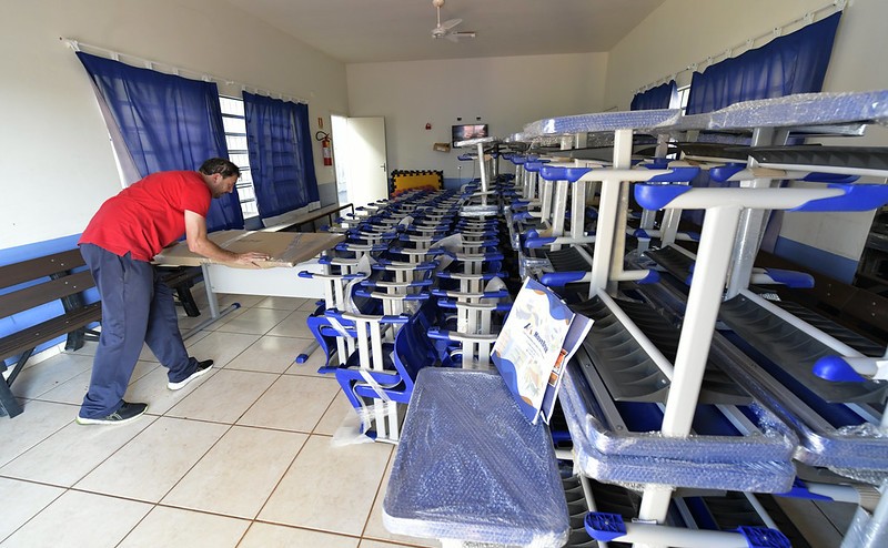 Secretaria de Educação atualiza o mobiliário para alunos de CMEIs e escolas municipais