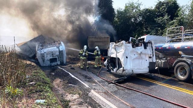 Colisão frontal entre duas carretas mobiliza bombeiros e socorristas entre Moreira Sales e Mariluz