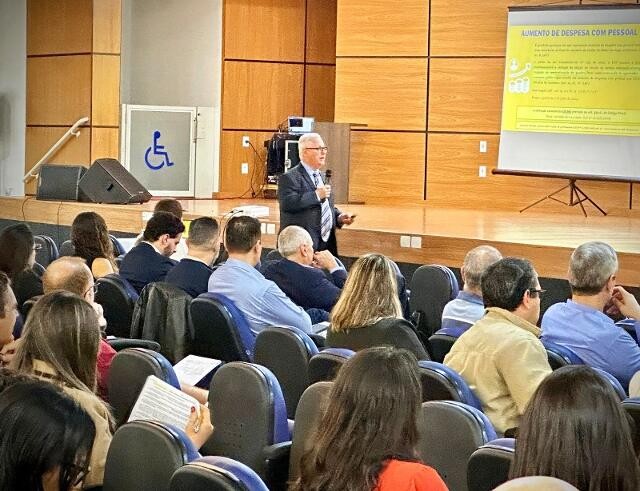 Transição em prefeituras é destaque na oficina sobre fim de mandato realizada em Umuarama