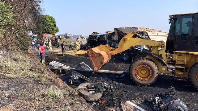 Bombeiros encontram corpo de motorista de Goioerê envolvido em colisão entre carretas