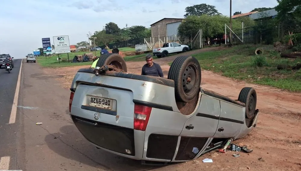 Parati capota na PRC-272 e motorista de 59 anos fica ferido próximo a Iporã