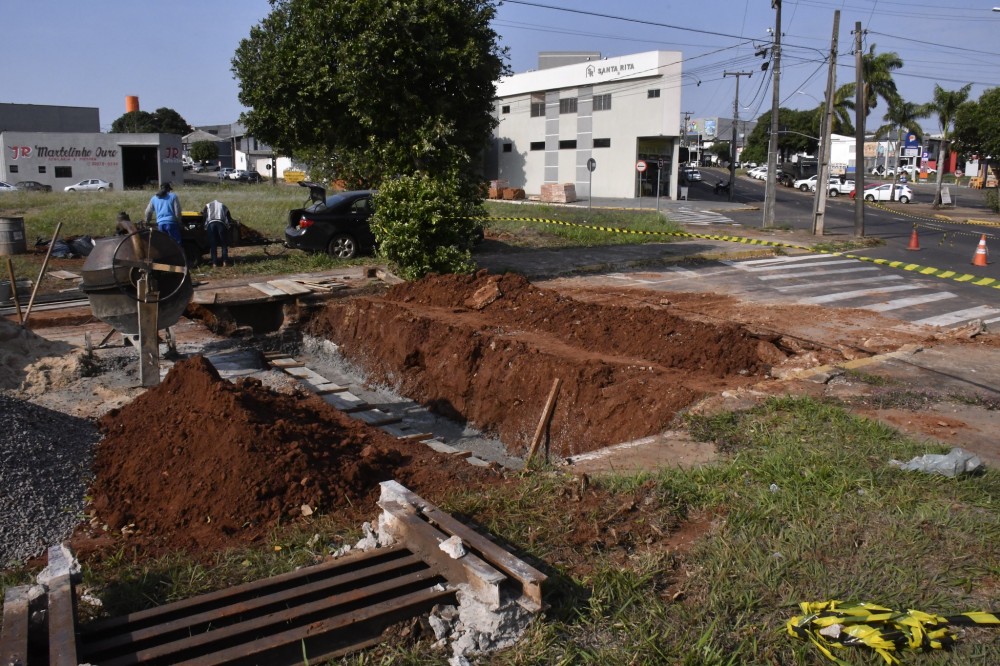 Secretaria de Obras recupera grelhas do sistema pluvial na região do Parque dos Ipês