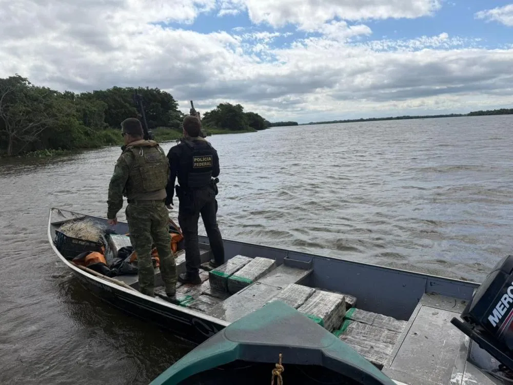 Barco com 723 quilos de maconha é apreendido após perseguição no Rio Paraná em Altônia