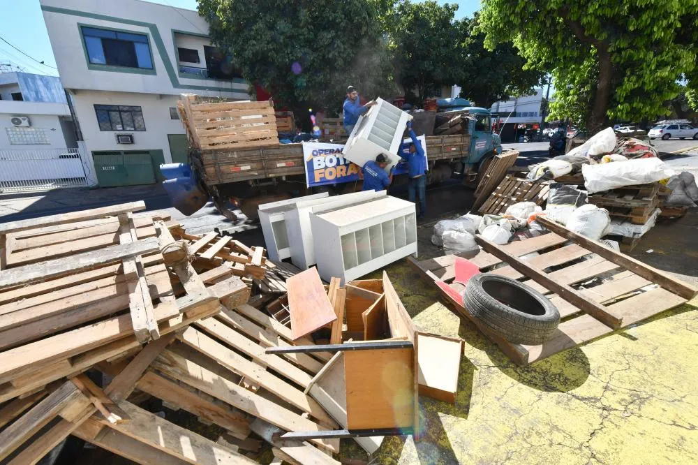 ‘Bota-fora’ da Prefeitura recolhe 70 toneladas de resíduos no primeiro dia