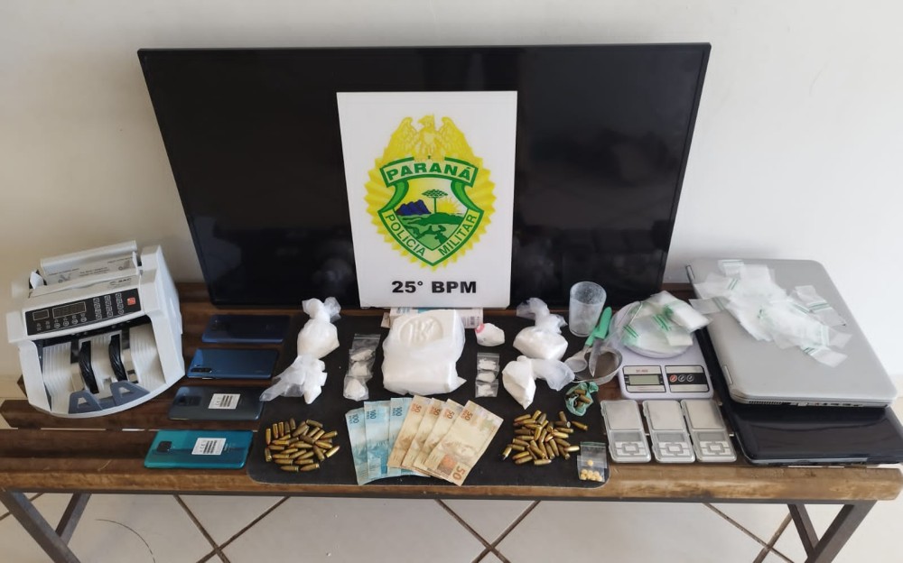 Casal que fazia delivery de cocaína é preso com um quilo da droga em casa