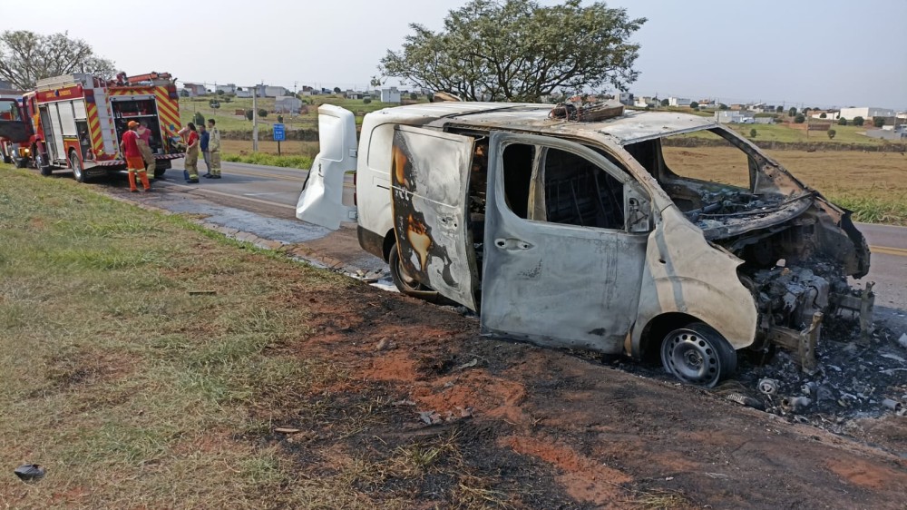 Por sorte, ninguém se feriu em incêndio que destruiu Van de transporte de alimentos
