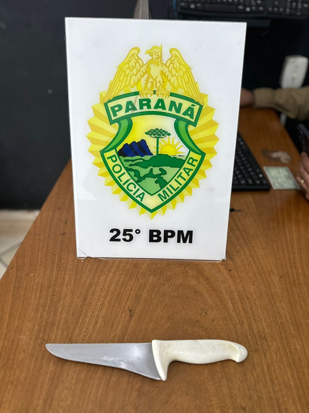 Esfaqueado era procurado. Autor foi do hospital para a cadeia. Vítima aguarda liberação médica para ser presa