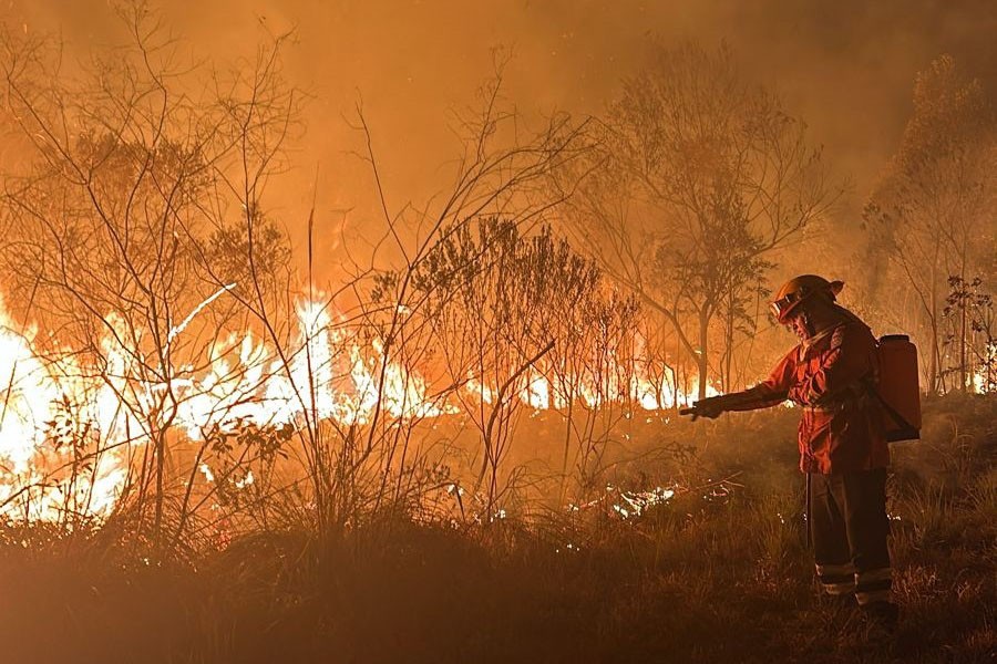 IAT ajuda a combater três novos focos de incêndio florestal no Paraná