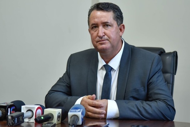 Pimentel é obrigado a destruir material de campanha com fotos de Ratinho Junior