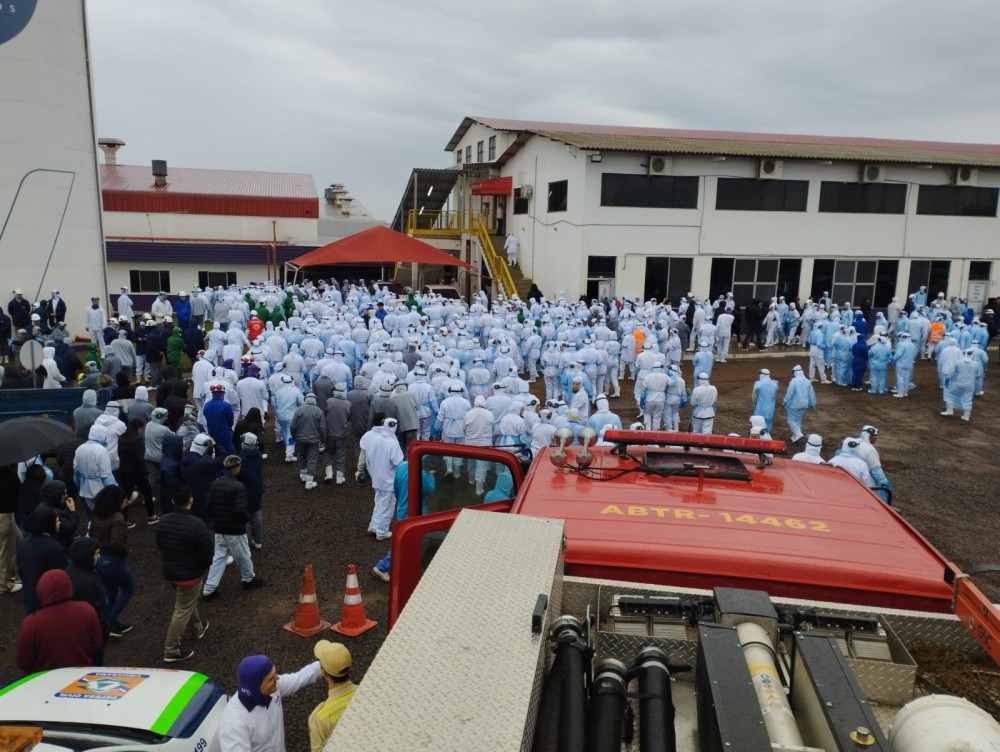 Defesa Civil e Bombeiros realizam simulado de evacuação no frigorífico Levo Alimentos